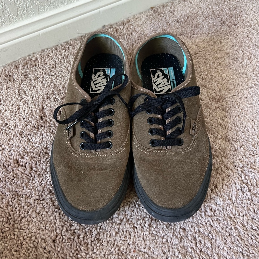Vans Men’s Brown Suede Low-Top Sneakers with Black Laces